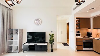Luxury 1-Bedroom Apartment At Burj Crown.