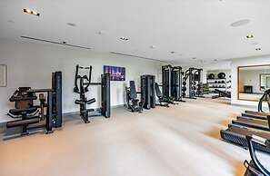 Luxury 1-Bedroom Apartment At Burj Crown.