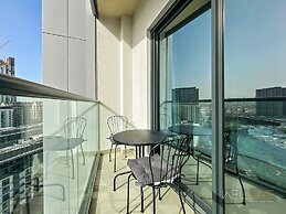 WelHome - Charming Apt With City Lights in Sobha Waves