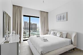 WelHome - Charming Apt With City Lights in Sobha Waves