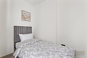 WelHome - Charming Apt With City Lights in Sobha Waves