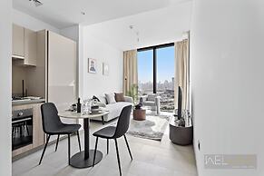 WelHome - Charming Apt With City Lights in Sobha Waves