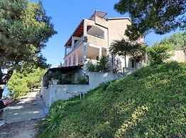 Apartments Karbuni By The Sea