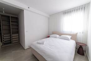 O&O - 2 BR Stylish & Modern Apartment