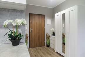 Lumina modern studio with balcony