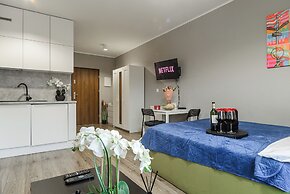 Lumina modern studio with balcony