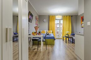 Lumina modern studio with balcony