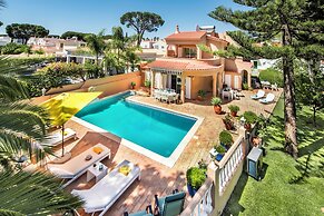 4 Bedrooms Private Pool Close To All Amenities