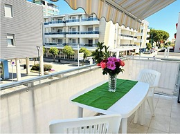 Beachside Apartment With Balcony