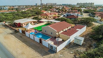 2 Queen Studio w Pool BBQ Hotwater Close 2 Beach