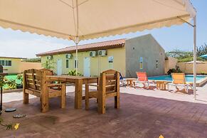 2 Queen Studio w Pool BBQ Hotwater Close 2 Beach