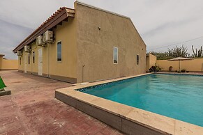 2 Queen Studio w Pool BBQ Hotwater Close 2 Beach