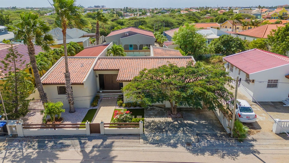 3BR 2BA Near Eagle Beach w Private Pool