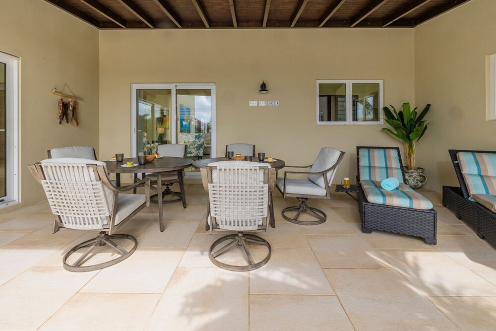 3BR 2BA Near Eagle Beach w Private Pool