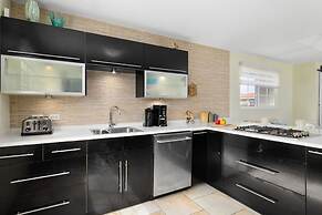 3BR 2BA Near Eagle Beach w Private Pool