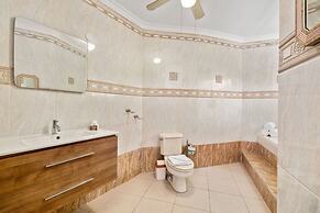 Cozy Central 4br3ba Home w Pvt Pool Largegarden