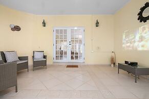Cozy Central 4br3ba Home w Pvt Pool Largegarden