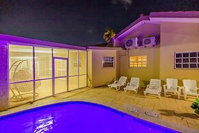 Cozy Central 4br3ba Home w Pvt Pool Largegarden