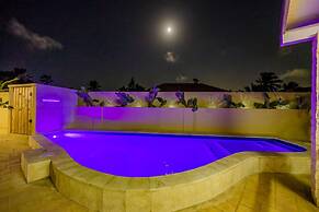 Cozy Central 4br3ba Home w Pvt Pool Largegarden