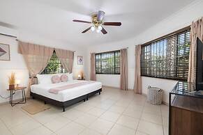 Cozy Central 4br3ba Home w Pvt Pool Largegarden