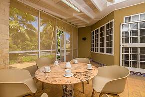 Cozy Central 4br3ba Home w Pvt Pool Largegarden