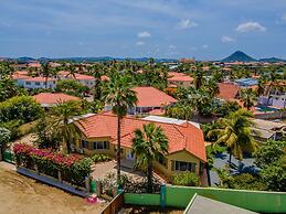Cozy Central 4br3ba Home w Pvt Pool Largegarden