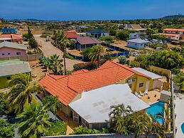 Cozy Central 4br3ba Home w Pvt Pool Largegarden