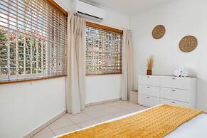 Cozy Central 4br3ba Home w Pvt Pool Largegarden