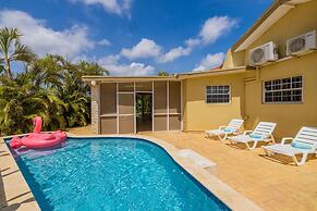 Cozy Central 4br3ba Home w Pvt Pool Largegarden