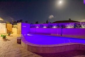 Cozy Central 4br3ba Home w Pvt Pool Largegarden