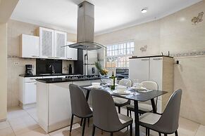 Cozy Central 4br3ba Home w Pvt Pool Largegarden