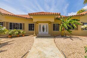 Cozy Central 4br3ba Home w Pvt Pool Largegarden