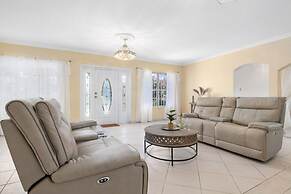 Cozy Central 4br3ba Home w Pvt Pool Largegarden
