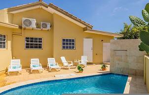 Cozy Central 4br3ba Home w Pvt Pool Largegarden