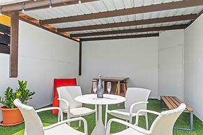 Brand NEW Central Modern Ground Studio With Pool