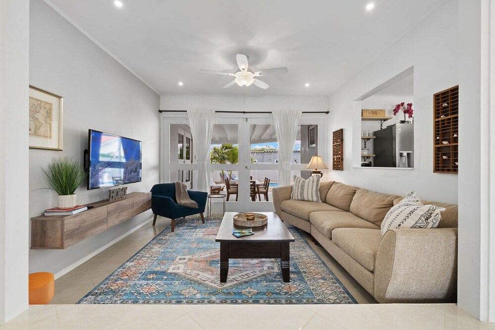 Beautiful 3br2ba Amazing Location w Private Pool