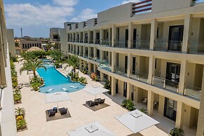 2BR 2BA Top Floor Corner w Amazing Views Gym