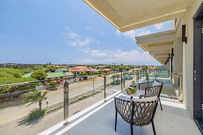 2BR 2BA Top Floor Corner w Amazing Views Gym