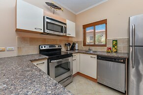 Gated Community 2br3ba Gold Coast Pools GYM
