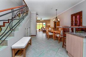 Gated Community 2br3ba Gold Coast Pools GYM