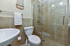 Gated Community 2br3ba Gold Coast Pools GYM