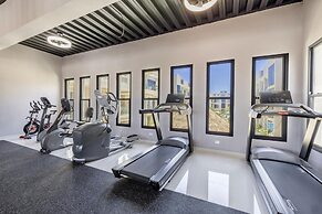 Modern NEW 2br2ba Condo w Pool Resort Amenities