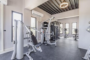 Modern NEW 2br2ba Condo w Pool Resort Amenities