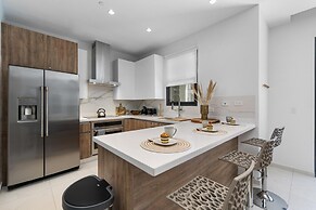 Modern NEW 2br2ba Condo w Pool Resort Amenities
