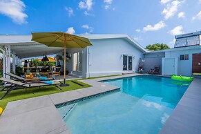 NEW Modern 3BR 3BA Private Pool Centrallylocated