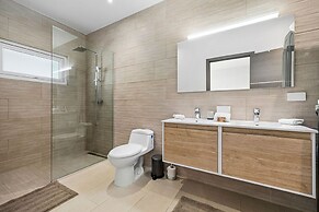 NEW Modern 3BR 3BA Private Pool Centrallylocated