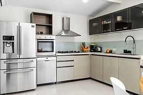 NEW Modern 3BR 3BA Private Pool Centrallylocated