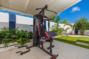 NEW Modern 3BR 3BA Private Pool Centrallylocated