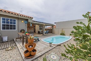 Quiet Cozy Central 2br1ba w Private Pool BBQ
