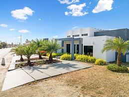 NEW Modern Villa Jacuzzi Pvt Pool Close2beach